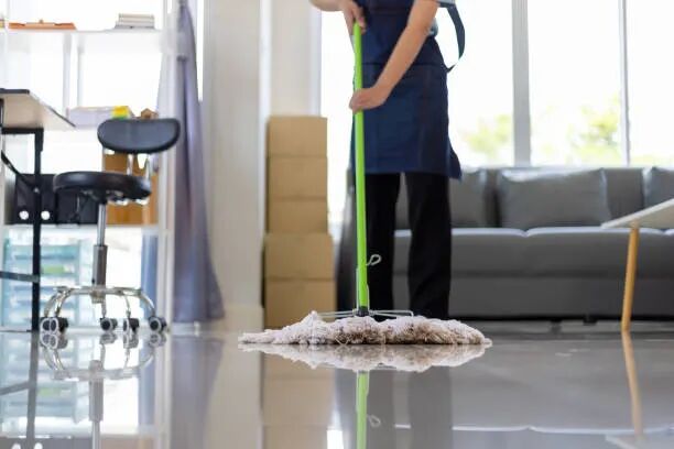 Operatrici di pulizia al lavoro in un ambiente professionale