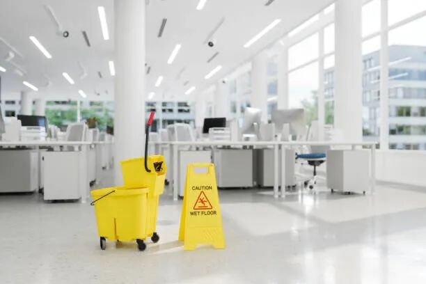 Addetta alle pulizie in un capannone industriale